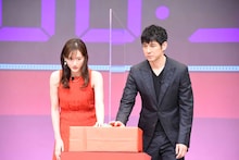 ストップウォッチ対決に挑戦する綾瀬はるか（左）と西島秀俊（右）。