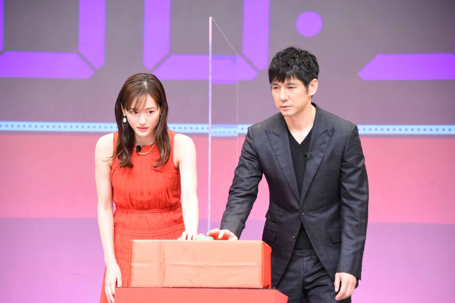 ストップウォッチ対決に挑戦する綾瀬はるか（左）と西島秀俊（右）。