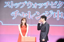 ストップウォッチ対決に挑戦する綾瀬はるか（左）と西島秀俊（右）。