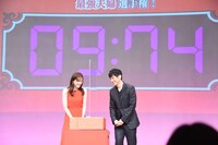 ストップウォッチ対決に挑戦したあとの綾瀬はるか（左）と西島秀俊（右）。