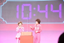 ストップウォッチ対決に勝利した林家パー子（左）と林家ペー（右）。