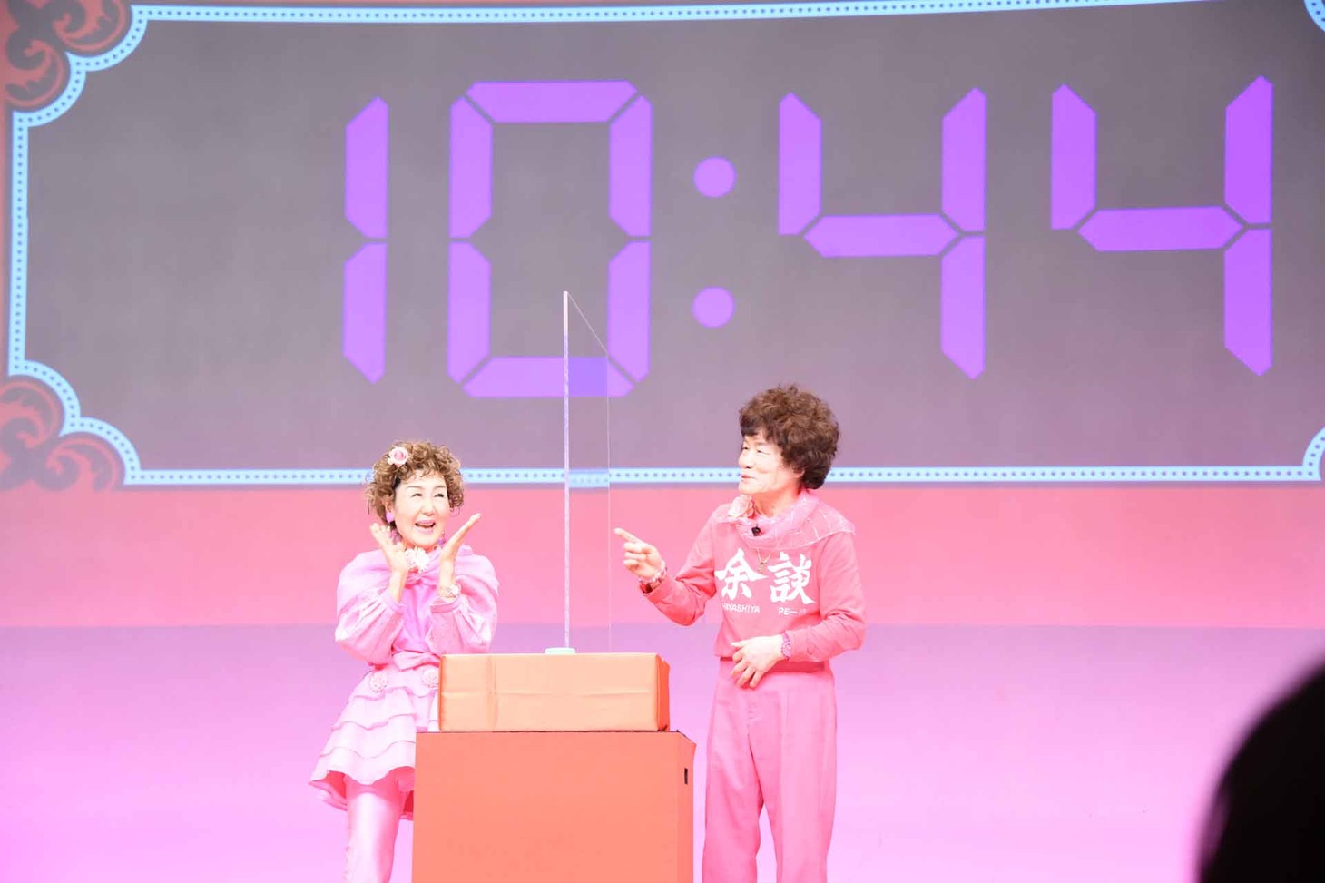 ストップウォッチ対決に勝利した林家パー子（左）と林家ペー（右）。