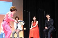 ピンポン玉キャッチに挑戦する林家ペー（手前）。