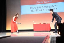 ピンポン玉キャッチに挑戦する綾瀬はるか（左）と西島秀俊（右）。