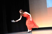 ピンポン玉キャッチに成功した綾瀬はるか。