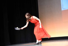 ピンポン玉キャッチに成功した綾瀬はるか。