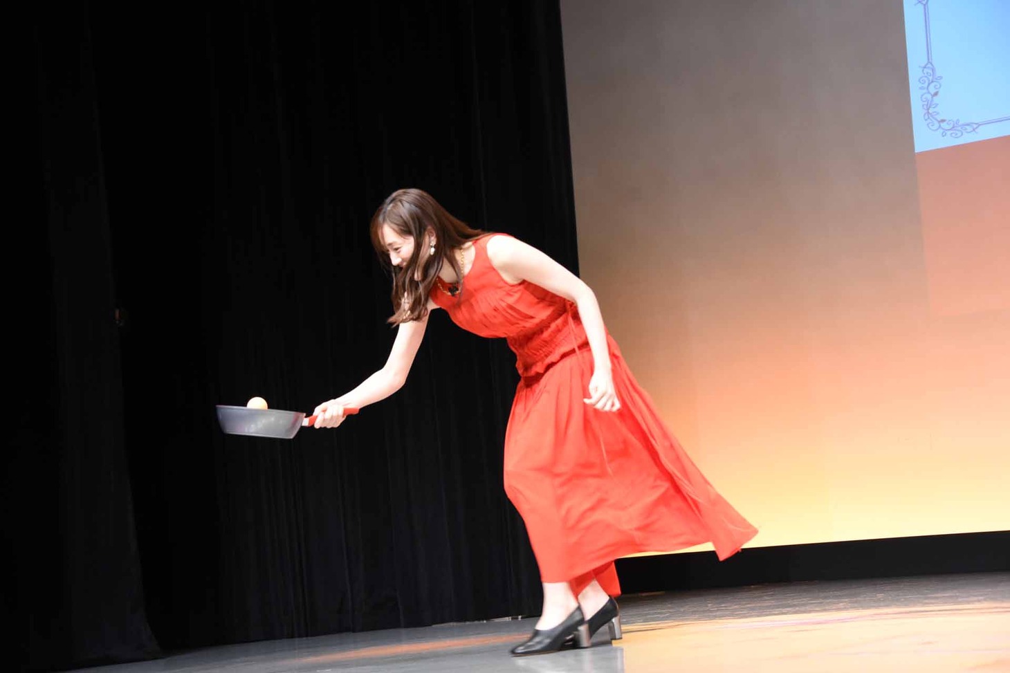 ピンポン玉キャッチに成功した綾瀬はるか。