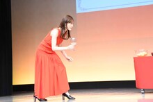 ピンポン玉キャッチに挑戦する綾瀬はるか。