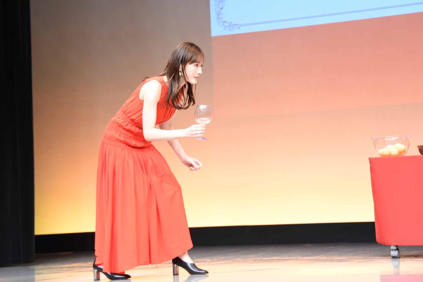 ピンポン玉キャッチに挑戦する綾瀬はるか。