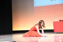 ピンポン玉キャッチに失敗し崩れ落ちる綾瀬はるか。