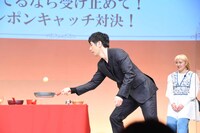 ピンポン玉キャッチに挑戦する西島秀俊。