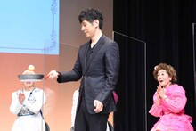 ピンポン玉キャッチに成功する西島秀俊。