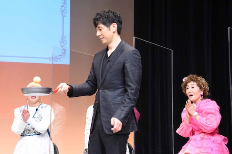 ピンポン玉キャッチに成功する西島秀俊。