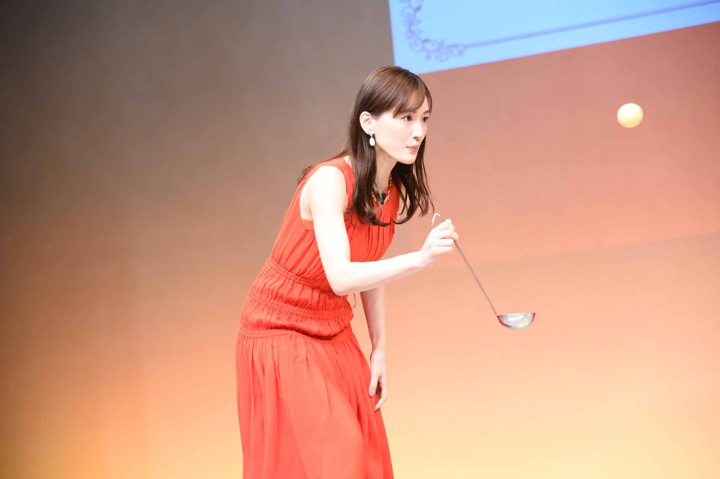 ピンポン玉キャッチに挑戦する綾瀬はるか。