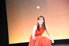 ピンポン玉キャッチに挑戦する綾瀬はるか。