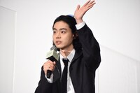 手を振る菅田将暉。