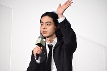 手を振る菅田将暉。