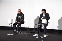 左から土井裕泰、菅田将暉。