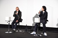 左から土井裕泰、菅田将暉。