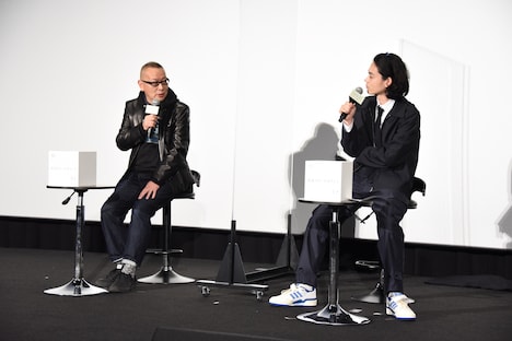 左から土井裕泰、菅田将暉。