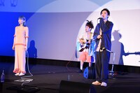 「勿忘」パフォーマンス中のAwesome City Club。