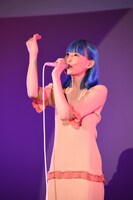 「勿忘」パフォーマンス中のPORIN。