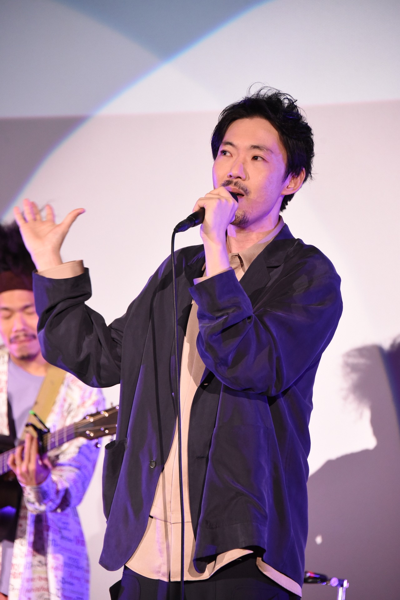 「勿忘」パフォーマンス中のatagi。