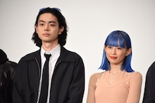 左から菅田将暉、PORIN。