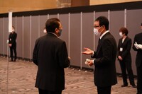 左から里見浩太朗、五木ひろし。