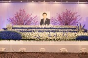 「岡田裕介 お別れの会」祭壇