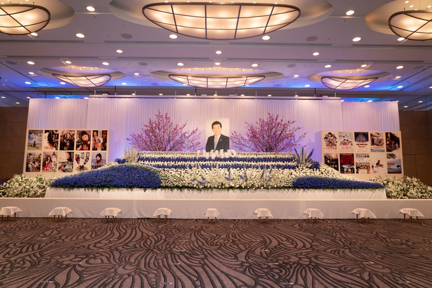 「岡田裕介 お別れの会」祭壇