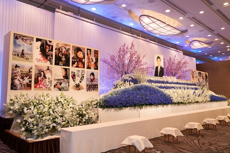 「岡田裕介 お別れの会」祭壇