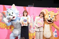 左からトム、飯豊まりえ、生見愛瑠、ジェリー。