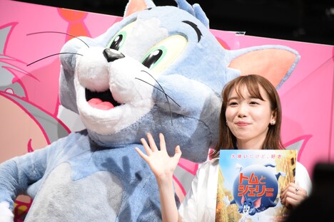 左からトム、飯豊まりえ。