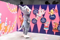 「トムとジェリー カートゥーン・カーニバル」の展示を見るトム。