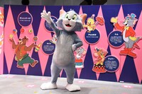 「トムとジェリー カートゥーン・カーニバル」を案内するトム。