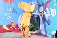 「トムとジェリー カートゥーン・カーニバル」のフォトスポットを見つめるジェリー。