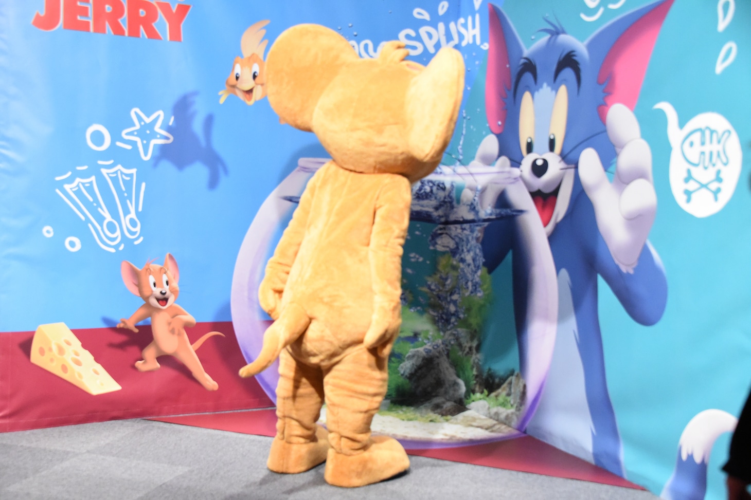 「トムとジェリー カートゥーン・カーニバル」のフォトスポットを見つめるジェリー。