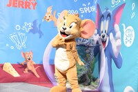 「トムとジェリー カートゥーン・カーニバル」のフォトスポットでポーズを取るジェリー。