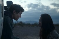 「ノマドランド」メイキング写真。左からフランシス・マクドーマンド、クロエ・ジャオ。