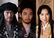 左から佐藤浩市演じる斎藤道三、松田龍平演じる柴田勝家、黒木瞳演じる土田御前。