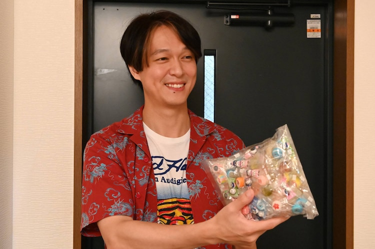 大量のあめを持った関ジャニ 丸山隆平 大倉忠義と 知ってるワイフ 最終回で出会う コメントあり 映画ナタリー 大量のあめを持った関ジャニ 丸山隆平 大倉忠義と 知ってるワイフ 最終回で出会う コメントあり 映画ナタリー