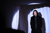 サプライズ発表を受けて登場した豊川悦司。