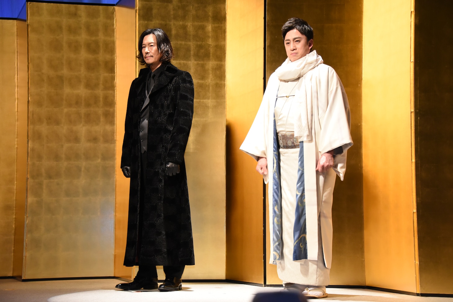 左から豊川悦司、松本幸四郎。