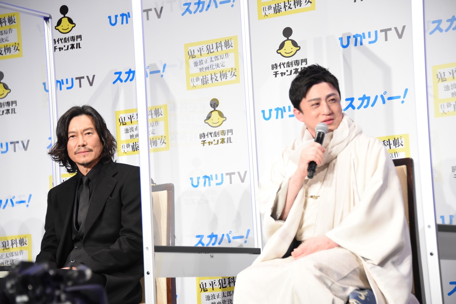左から豊川悦司、松本幸四郎。