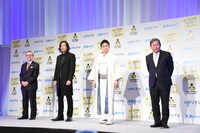 左から米倉英一、豊川悦司、松本幸四郎、杉田成道。