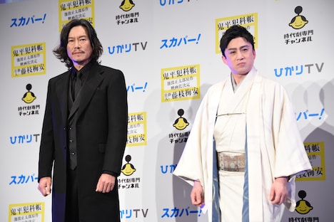 左から豊川悦司、松本幸四郎。