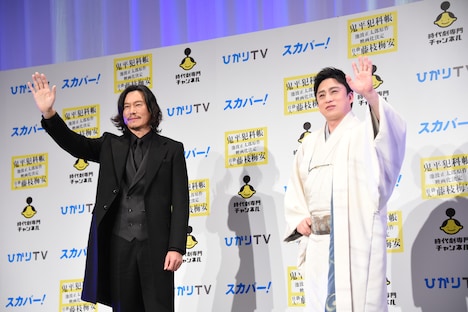 左から豊川悦司、松本幸四郎。