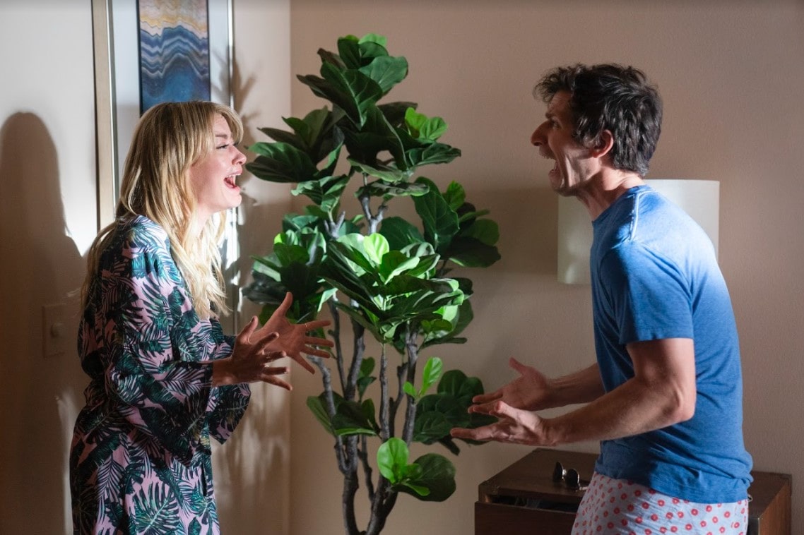 1日の始まりは大喧嘩 ループコメディ パーム スプリングス 本編シーン解禁 映画ナタリー