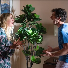 1日の始まりは大喧嘩?ループコメディ「パーム・スプリングス」本編シーン解禁